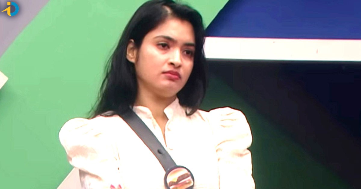 Are the other contestants cornering Rathika?