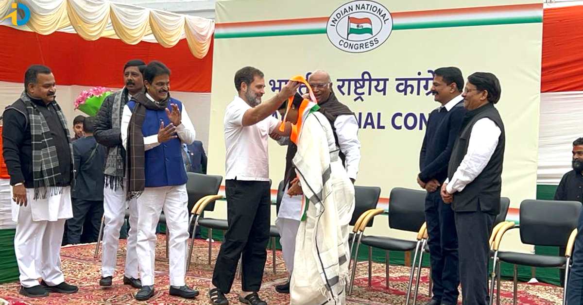 Sharmila joins Congress in Delhi