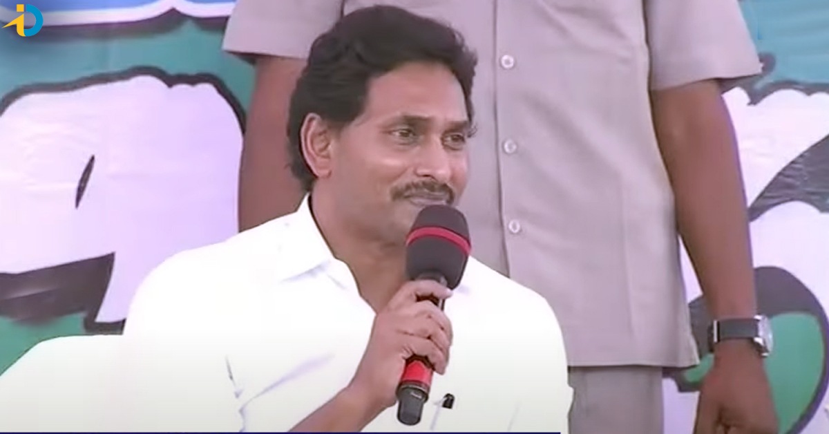 Amid the thunderous crowd, Jagan interacts with people in Yarraguntla