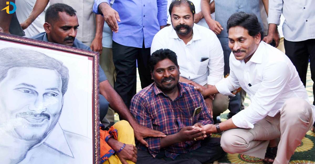 Beneficiaries heap praise on CM, Present portrait to Jagan