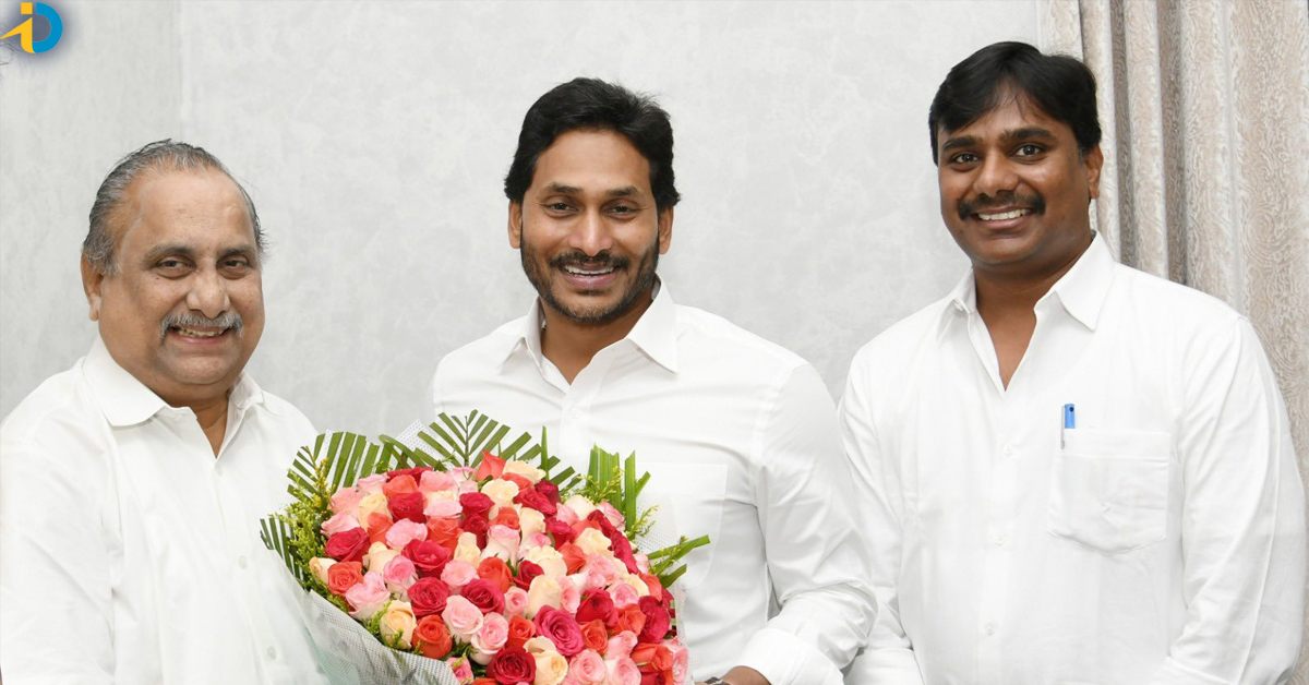 Maduragada, son join YSR Congress